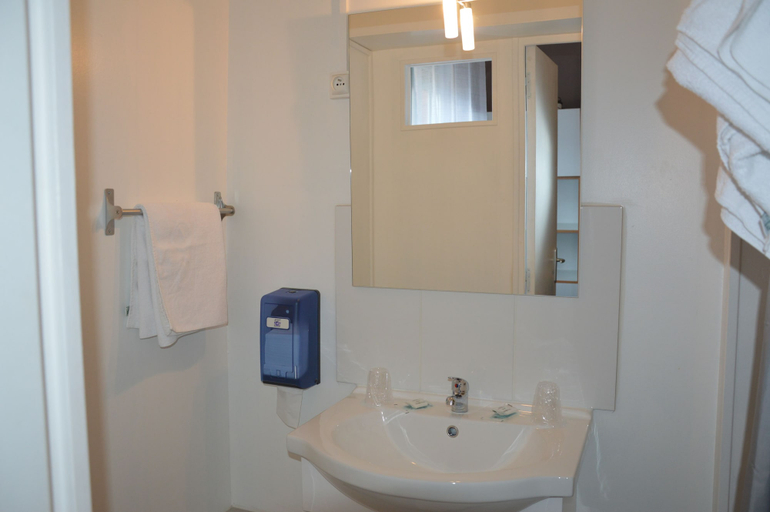 Bathroom 4, Hôtel de Normandie, Somme