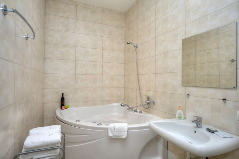 Bathroom 2, Best Season Apart Hotel, Shevchenkivs'kyi