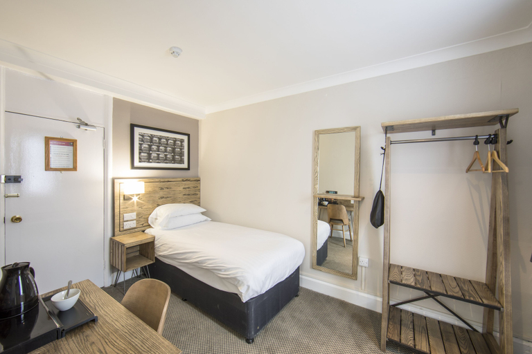 Bedroom 2, Half Moon, Sherborne by Marston's Inns, Dorset