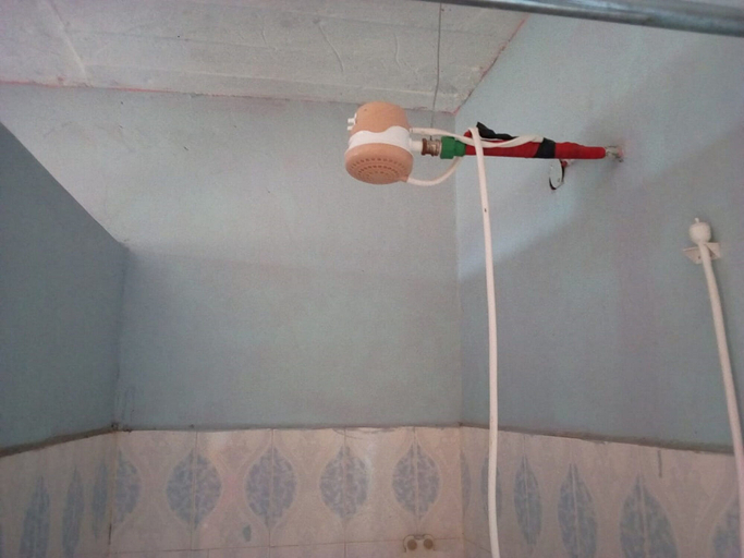 Bathroom 3, Kings Guest House, Maragwa