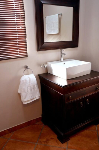 Bathroom 4, Barnstormers Rest, Ehlanzeni