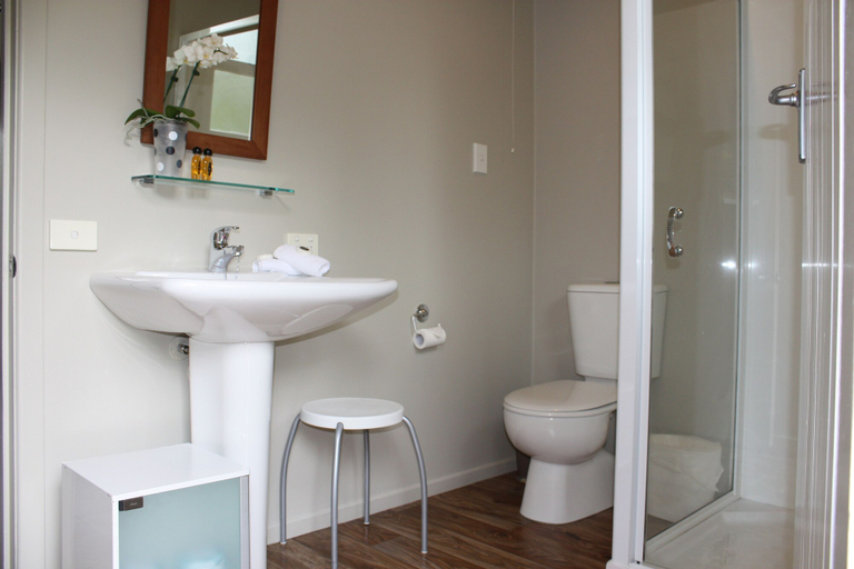 Bathroom 4, The Lake Motel, Taupo