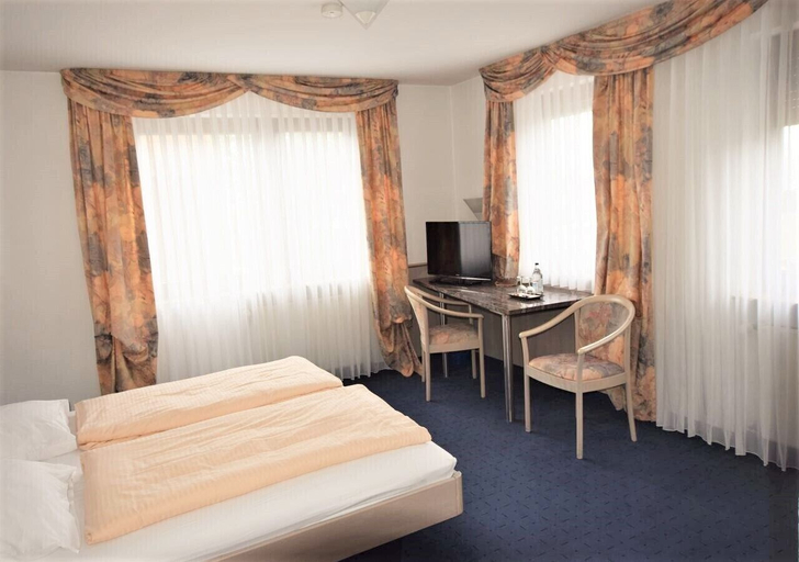 Bedroom 2, Hotel Alena, Esslingen