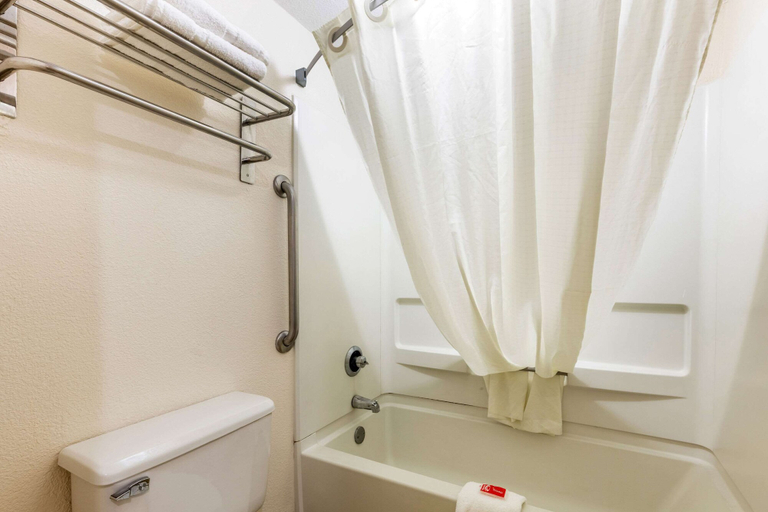 Bathroom 3, Econo Lodge Inn & Suites Memphis East, Shelby