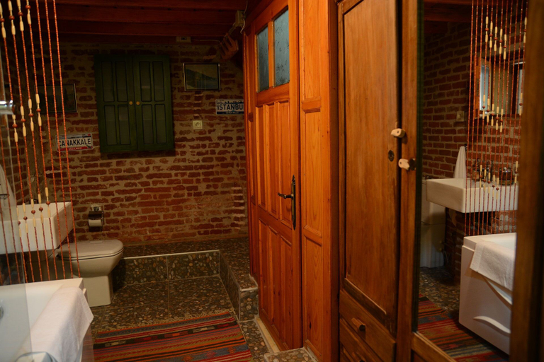 Bathroom 5, Cunda Zehra Teyzenin Evi, Ayvalık