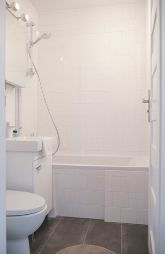 Bathroom 3, 55 Plater Residence, Warsaw