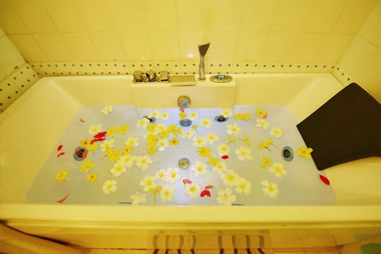Bathroom 4, Laya Leisure, Palindanuwara