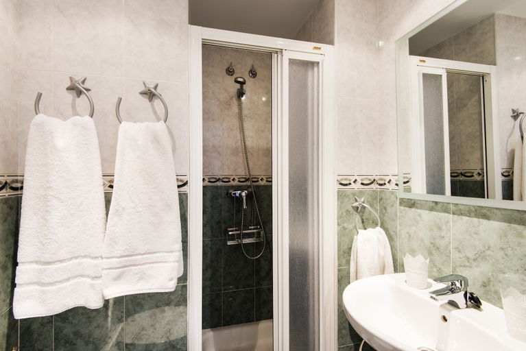 Bathroom 4, RentAndHomes Carvajal Playa, Málaga