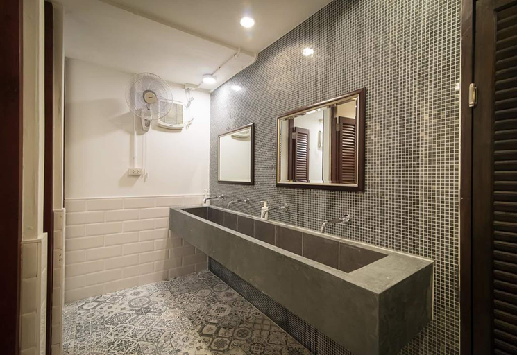Bathroom, Suk18 Hostel - Adults Only, Khlong Toey