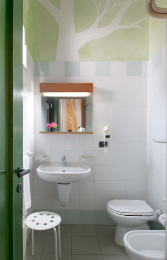 Bathroom 5, Grand Hotel Mediterraneo, Lecce