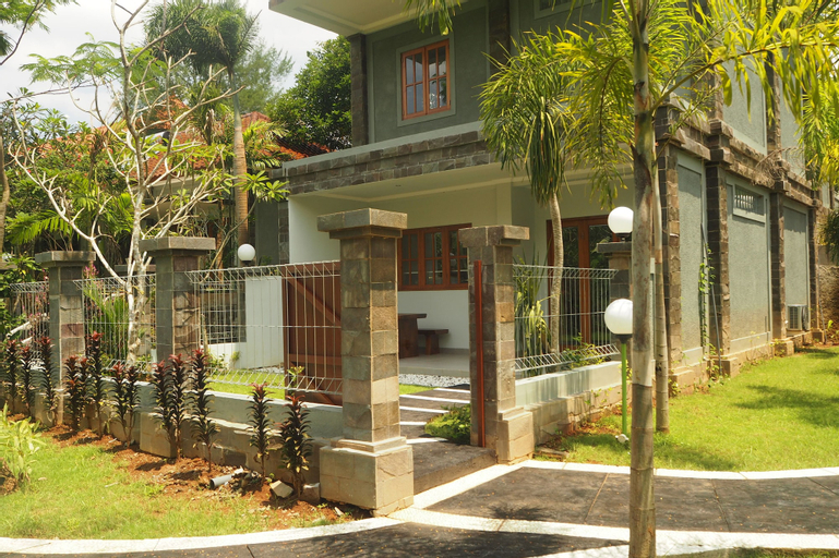 Exterior & Views 29