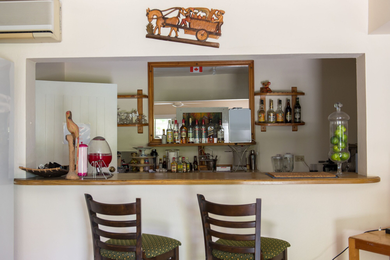 Food & Drinks 5, Pipers Cove - Runaway Bay