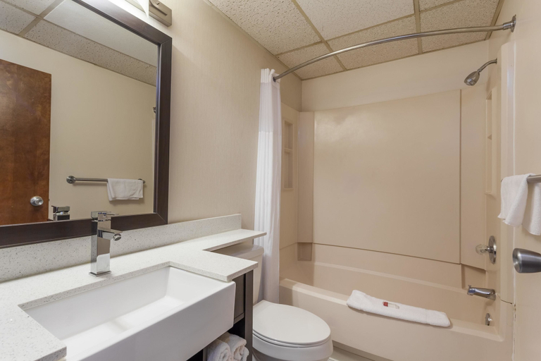 Bathroom 5, Days Inn & Suites by Wyndham Lancaster Amish Country, Lancaster