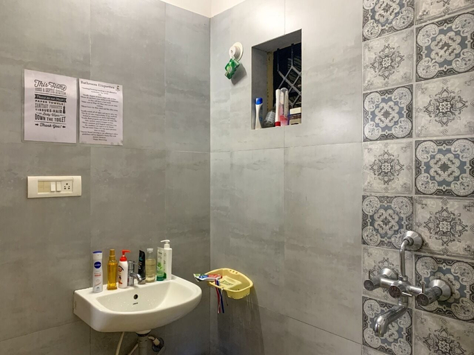 Bathroom 5, Rootsvilla Hostel Goa, North Goa