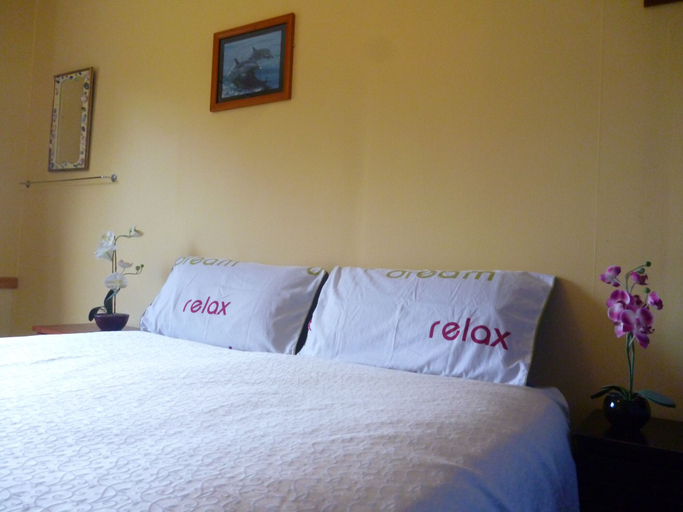 Bedroom 2, Surat Bay Lodge, Motel and Backpackers, Clutha
