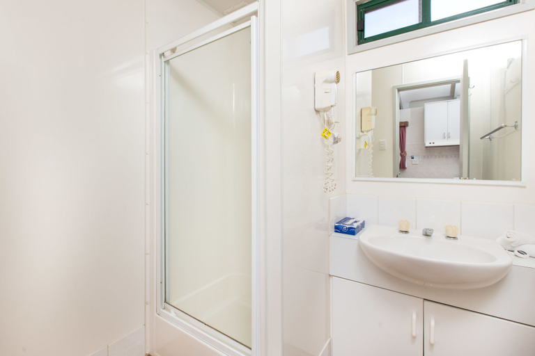 Bathroom 4, NRMA Mildura Riverside Holiday Park, Mildura - Pt A