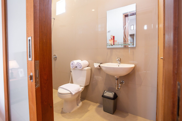 Bathroom 4, Hotel O Pondok 789 Near Canggu Echo beach, Badung