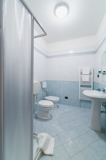 Bathroom 4, Hotel Giallo, Parma