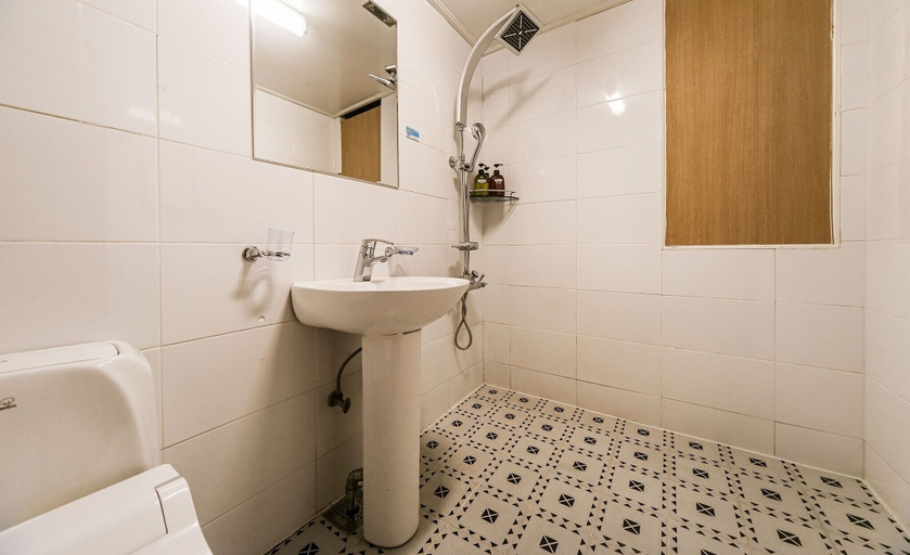 Bathroom 5, Subiztel, Pohang