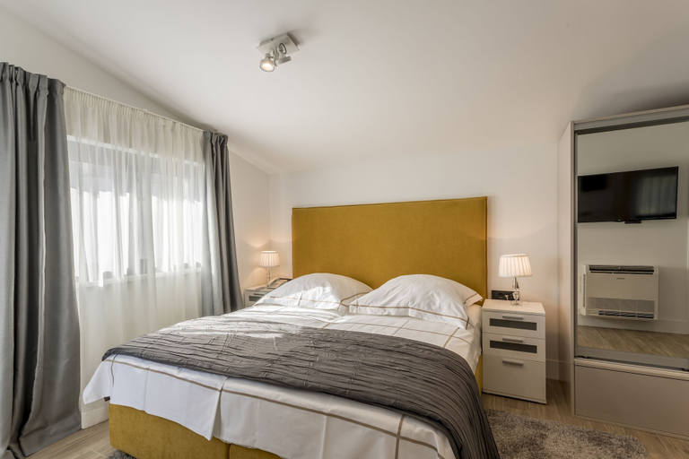 Bedroom 2, 2nightStudios, Split
