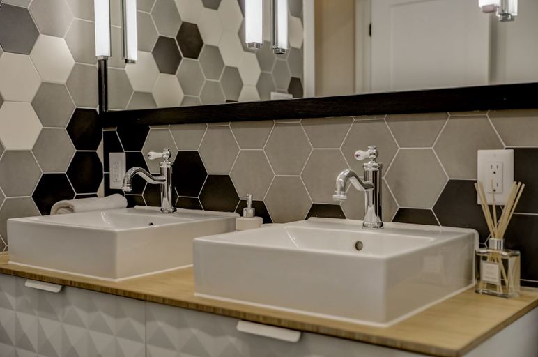 Bathroom 5, The Westlake, Toronto