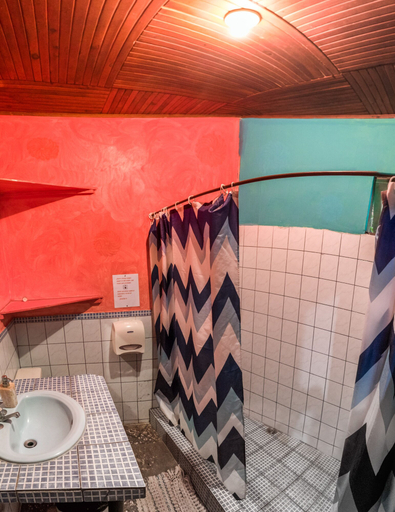 Bathroom 4, Pura Vida Hostel, Santa Cruz
