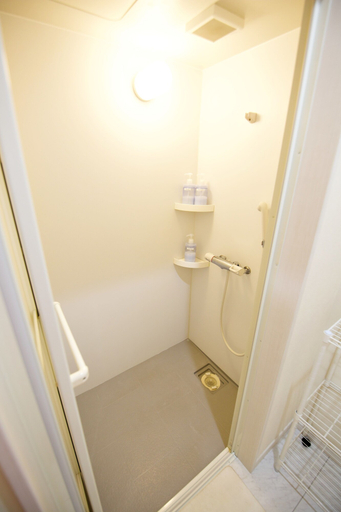 Bathroom 3, Zeus Ikegami, Ōta