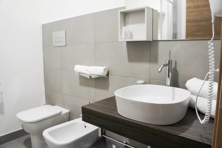 Bathroom 4, Albergo D'Onofrio, Benevento