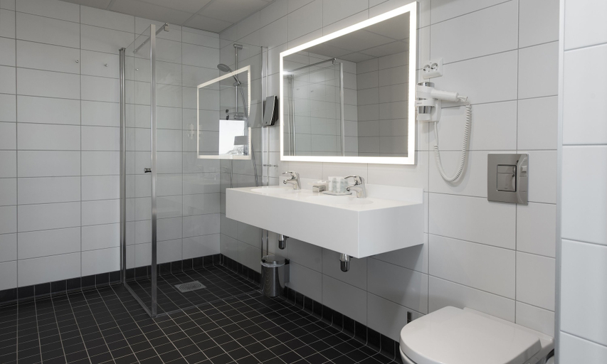 Bathroom 3, Thon Hotel Fosnavag, Herøy