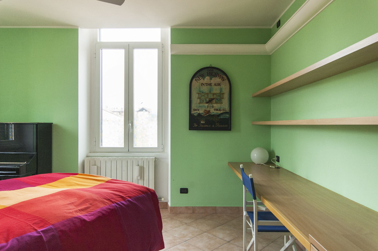 Room 2, Typical Apartment on River Naviglio / Darsena, Milano