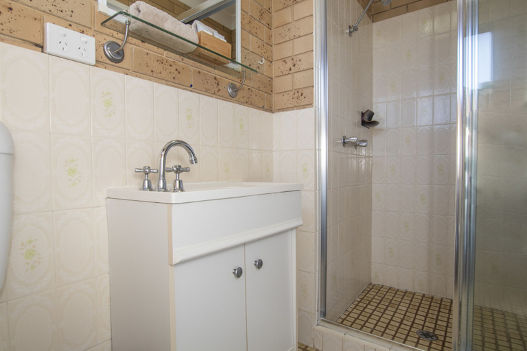 Bathroom 4, Coast Inn Motel, Ballina