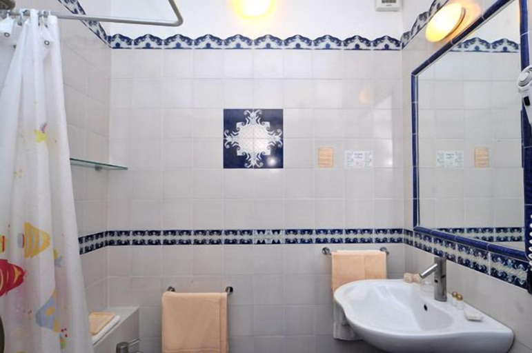 Bathroom 4, Hotel Aura, Messina