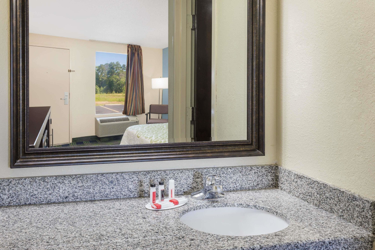 Bathroom 4, Days Inn by Wyndham Newberry, Newberry