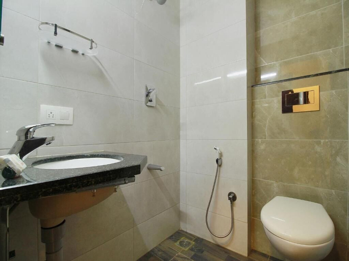 Bathroom 4, Traders Hotel, Dakshina Kannada