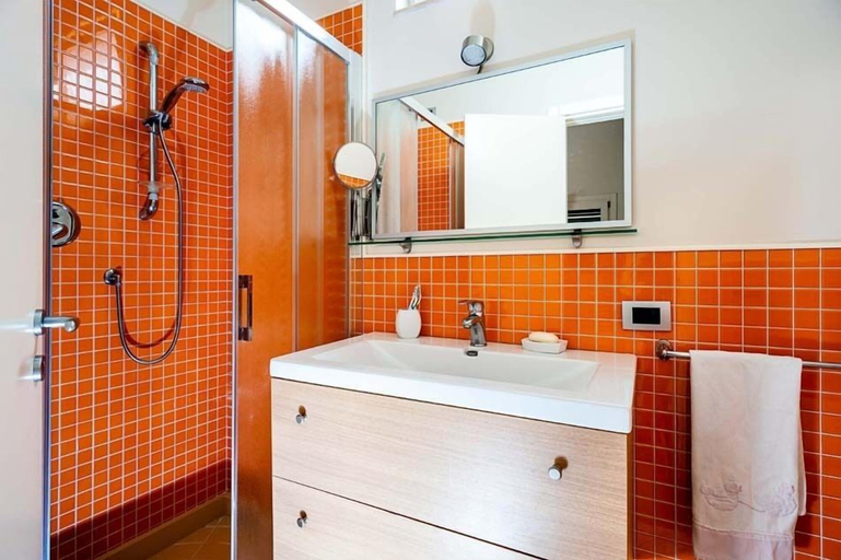 Bathroom, Donnalucata Vela, Ragusa