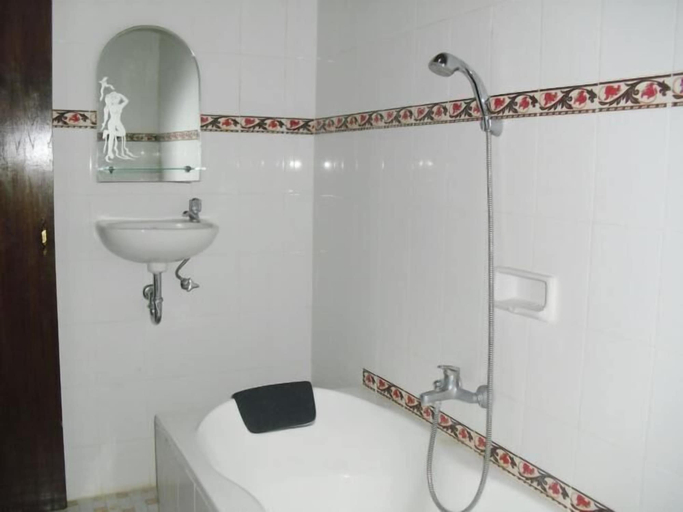 Bathroom 5, Adus Beach Inn, Badung