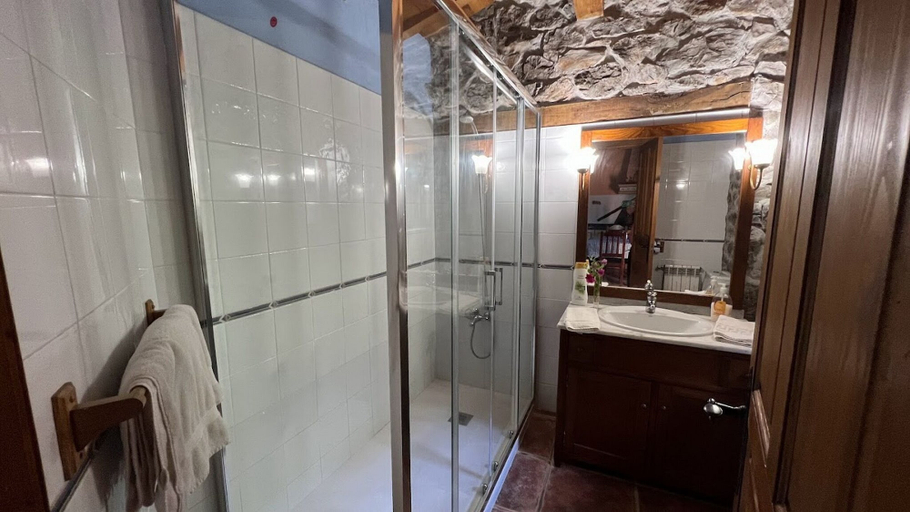 Bathroom 4, Los Acebos de Peña Cabarga, Cantabria