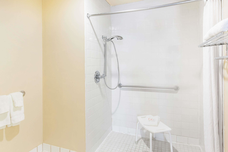 Bathroom 4, Baymont by Wyndham Jonesboro, Craighead
