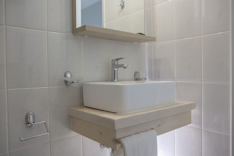 Bathroom 3, Captain Nick, Ionian Islands