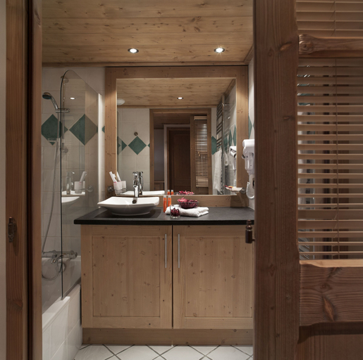 Bathroom, CGH Résidences & Spas Le Coeur d'Or, Savoie