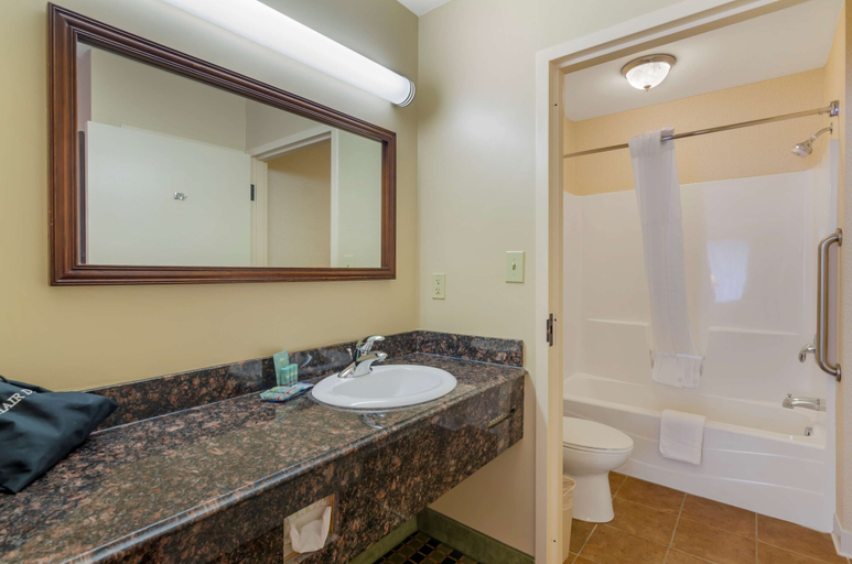 Bathroom 5, Best Western North Roanoke, Botetourt