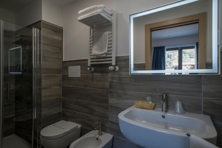 Bathroom 5, Hotel Terme Capasso, Salerno