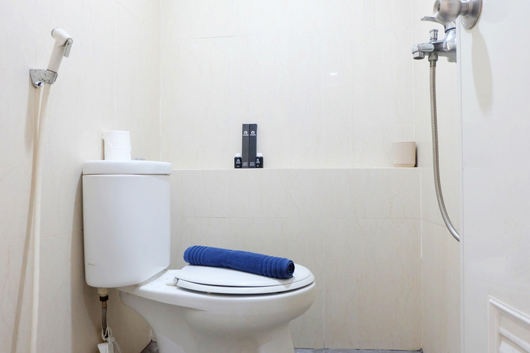 Bathroom 3, Comfy 2BR Apartment at Green Pramuka City, Central Jakarta