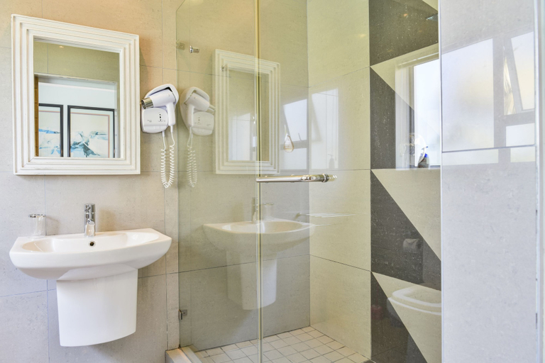 Bathroom 5, Al-Beit Lodge, Nelson Mandela Bay