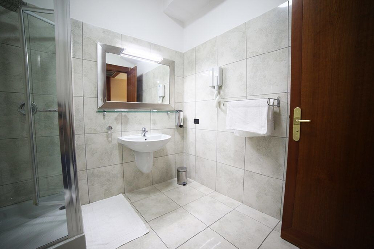 Bathroom 5, Hotel Artemide, Caserta