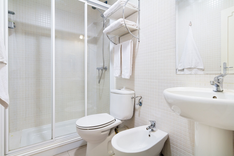 Bathroom 4, Hostal Gran Via 63 Rooms, Madrid