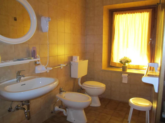 Bathroom 4, Hotel Bucaneve, Trento