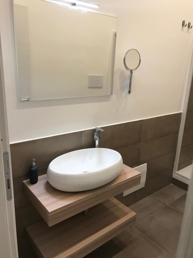 Bathroom 5, Interno 10 Cavour, Napoli