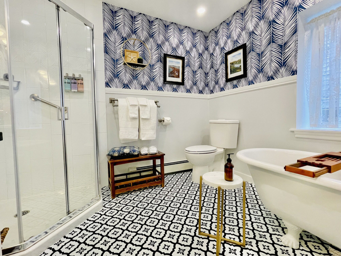 Bathroom 4, Charlotte's Rose Inn, Queens