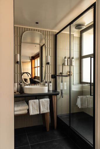 Bathroom 5, Hotel Dame des Arts, Paris